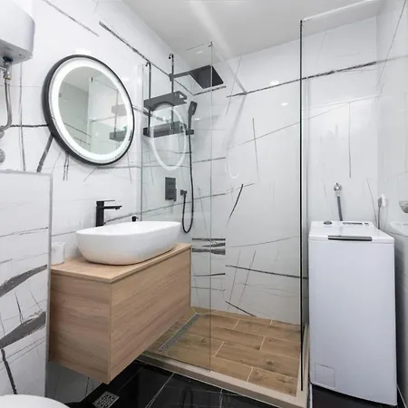 & Primi With Free Parking 4*