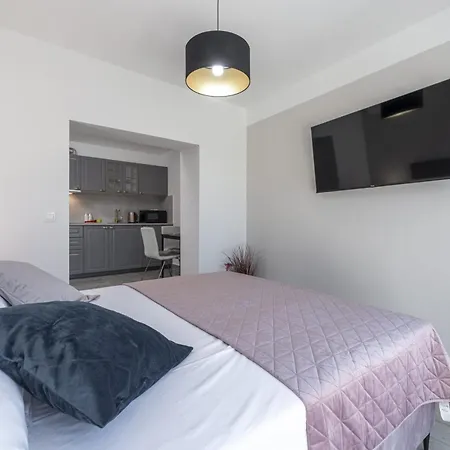 Pensión & Primi With Free Parking