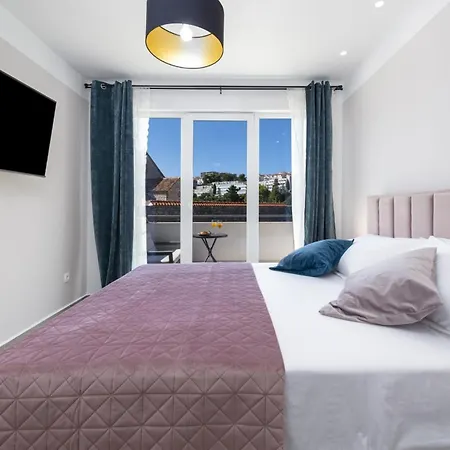 Pensión & Primi With Free Parking