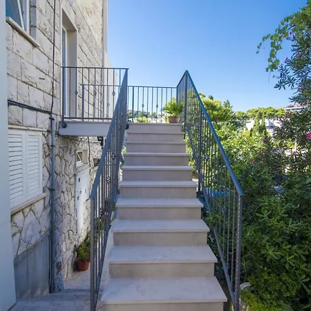 Pensión & Primi With Free Parking